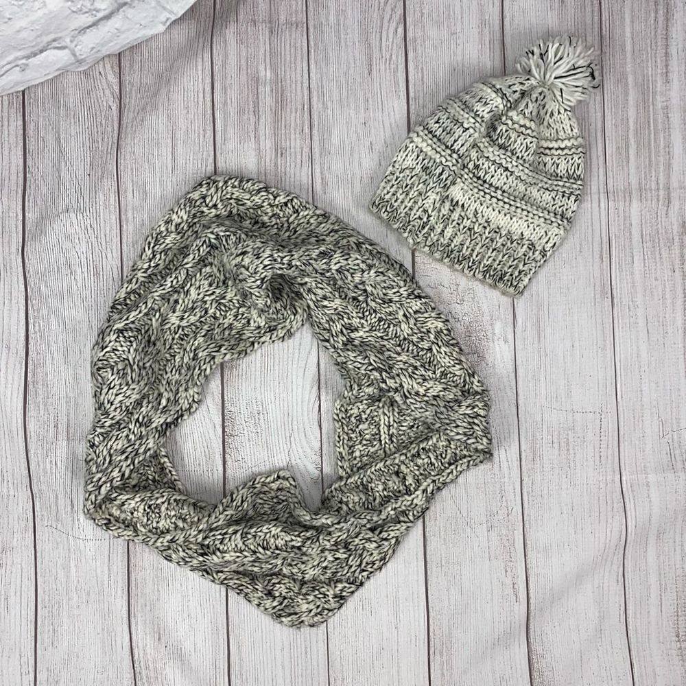 American eagle infinity scarf and beanie hat w/Pom Pom white and black OS